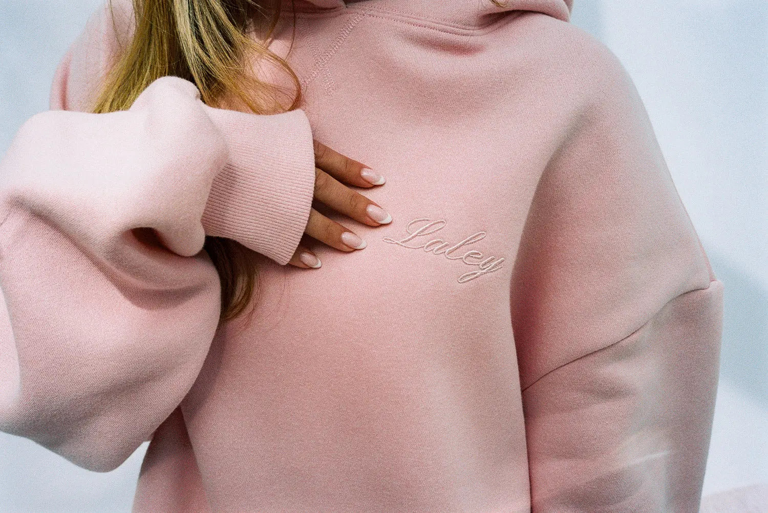Back Logo Hoodie Pink - Laley - Rosa hettegenser med en minimalistisk logo