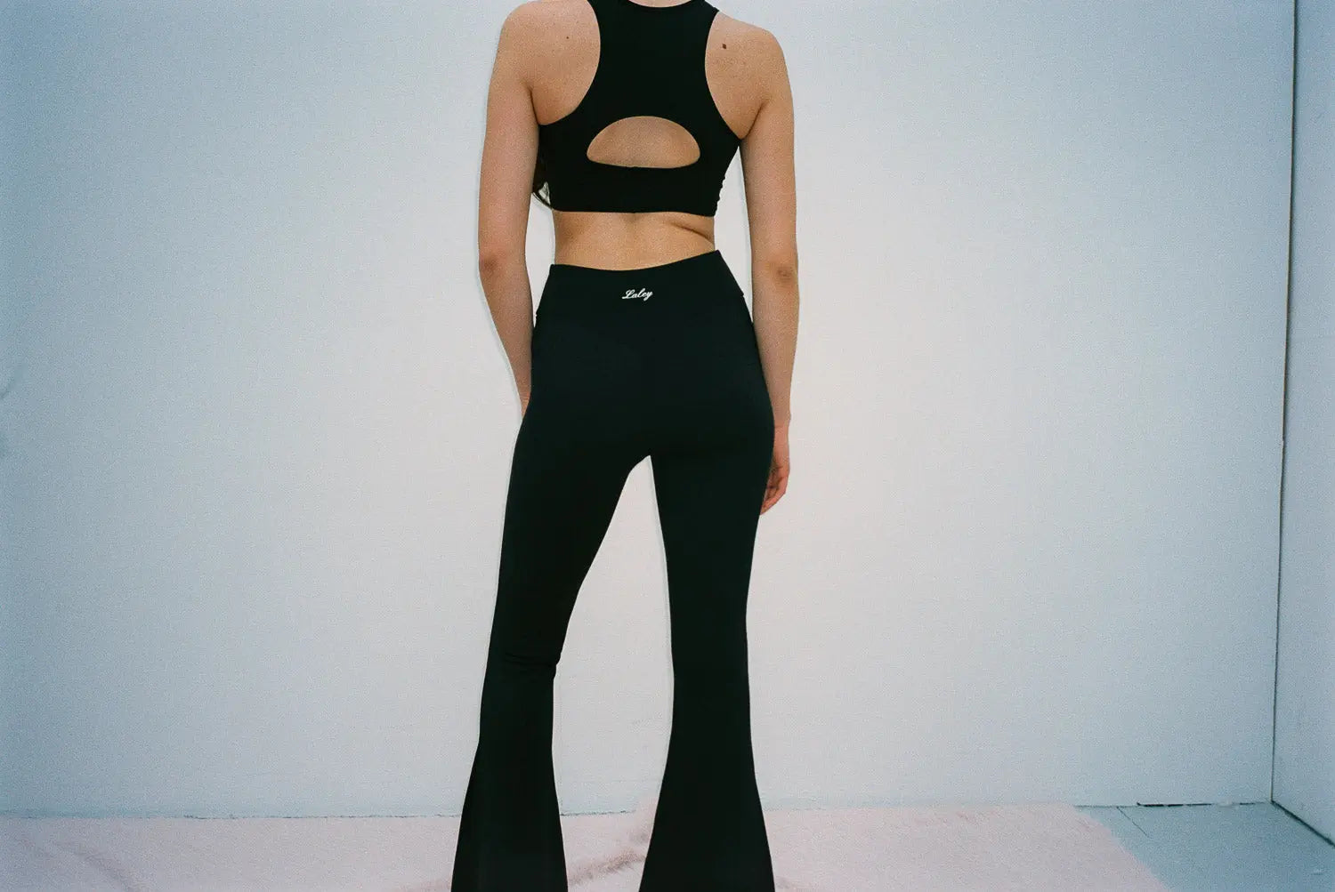 Feminine flared yoga pants dame klær, Laley av Sophie Elise