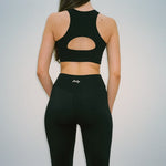 Laley yoga top, feminine klær med cut out av Sophie Elise