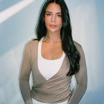 Mina i beige ballerina wrap-top fra Laley, feminin og elegant design med knytebelte i siden – designet av Sophie Elise