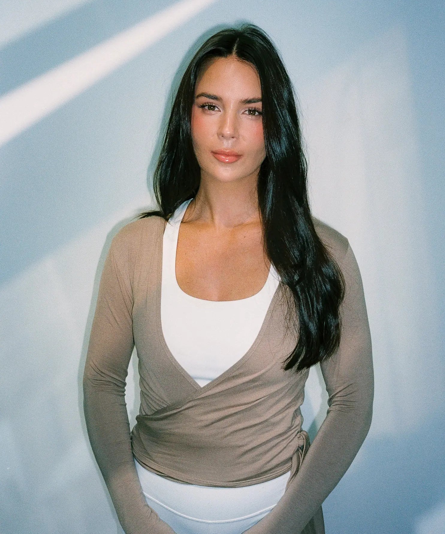 Mina i beige ballerina wrap-top fra Laley, feminin og elegant design med knytebelte i siden – designet av Sophie Elise