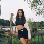 Mina med ribbestrikket offwhite bolero fra Laley, cropped passform og lange ermer – designet av Sophie Elise