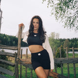 Mina med ribbestrikket offwhite bolero fra Laley, cropped passform og lange ermer – designet av Sophie Elise