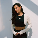 Mina med ribbestrikket offwhite bolero fra Laley, cropped passform og lange ermer – designet av Sophie Elise