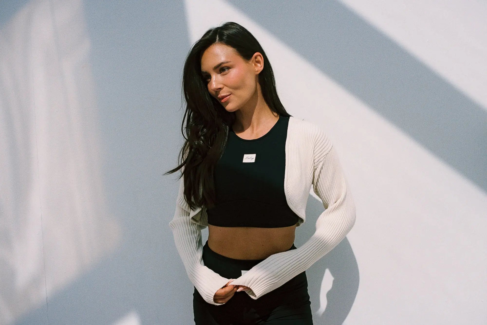 Mina med ribbestrikket offwhite bolero fra Laley, cropped passform og lange ermer – designet av Sophie Elise