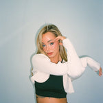 Sophie Elise med ribbestrikket offwhite bolero fra Laley, cropped passform og lange ermer – designet av Sophie Elise