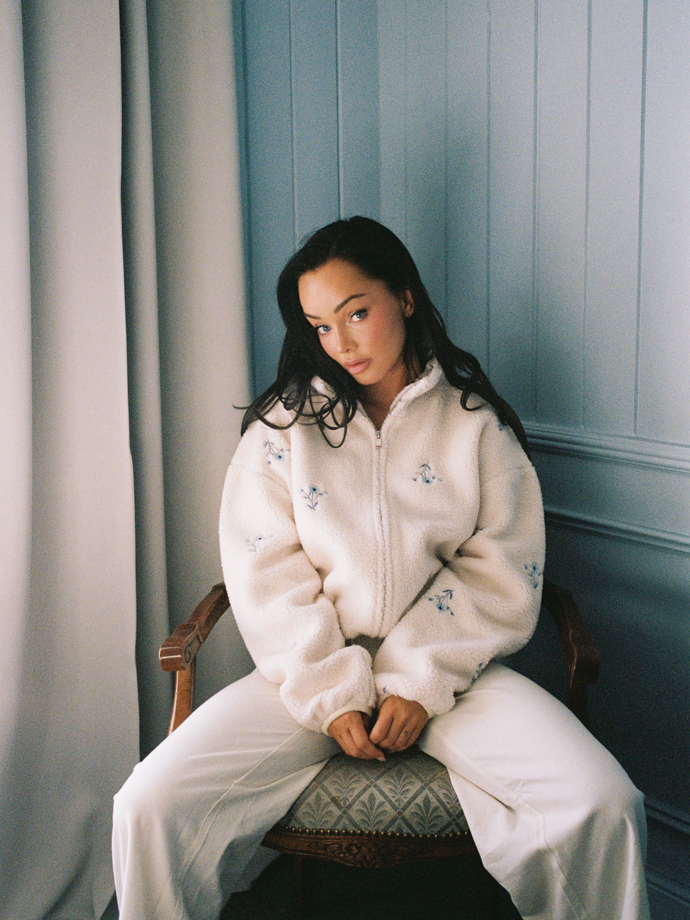 Blåklokke Fleece – kremhvit teddy fleece stylet i interiør