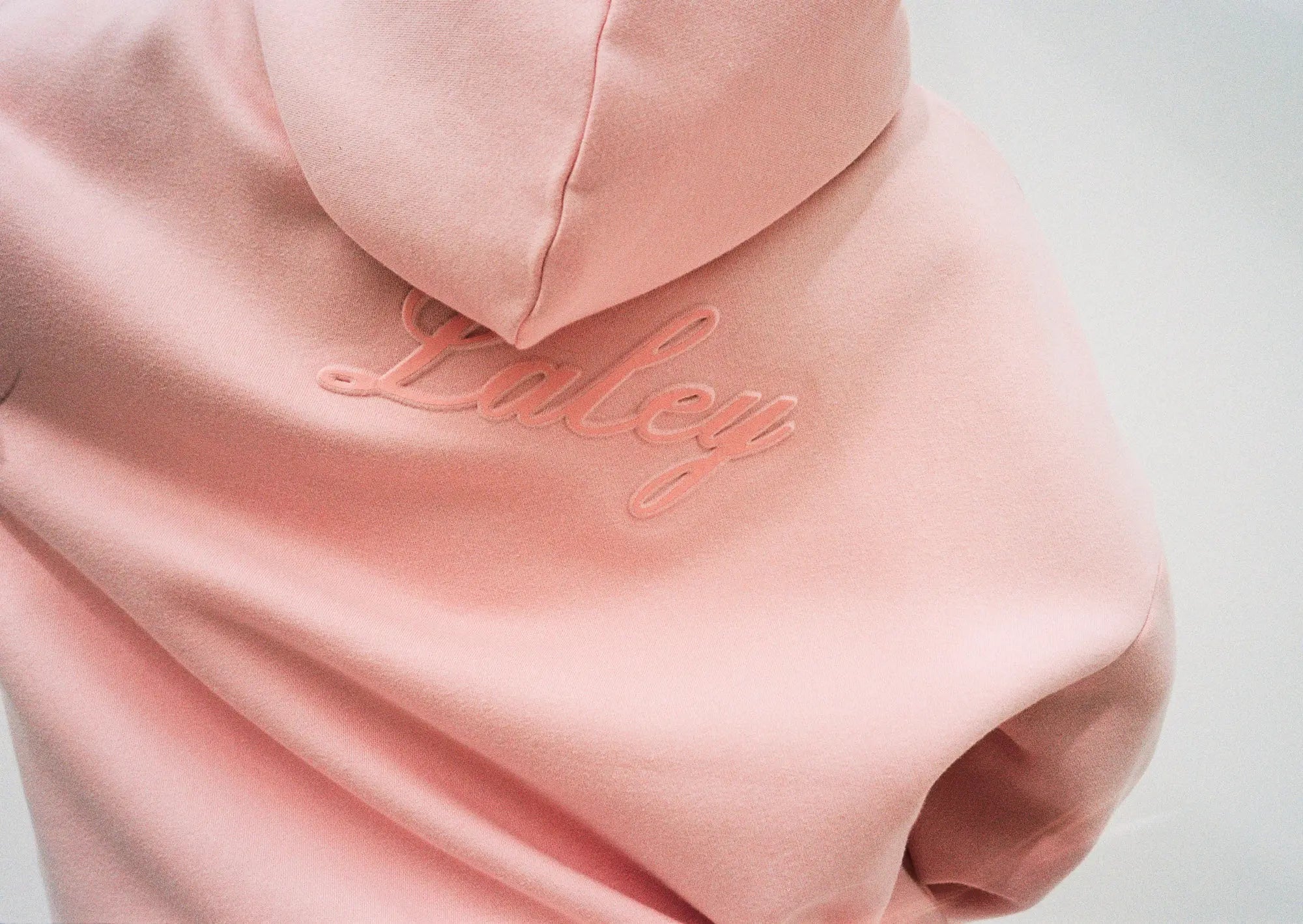 Back Logo Hoodie Pink - Laley - Detaljbilde av Laley hettegenser, logo rygg