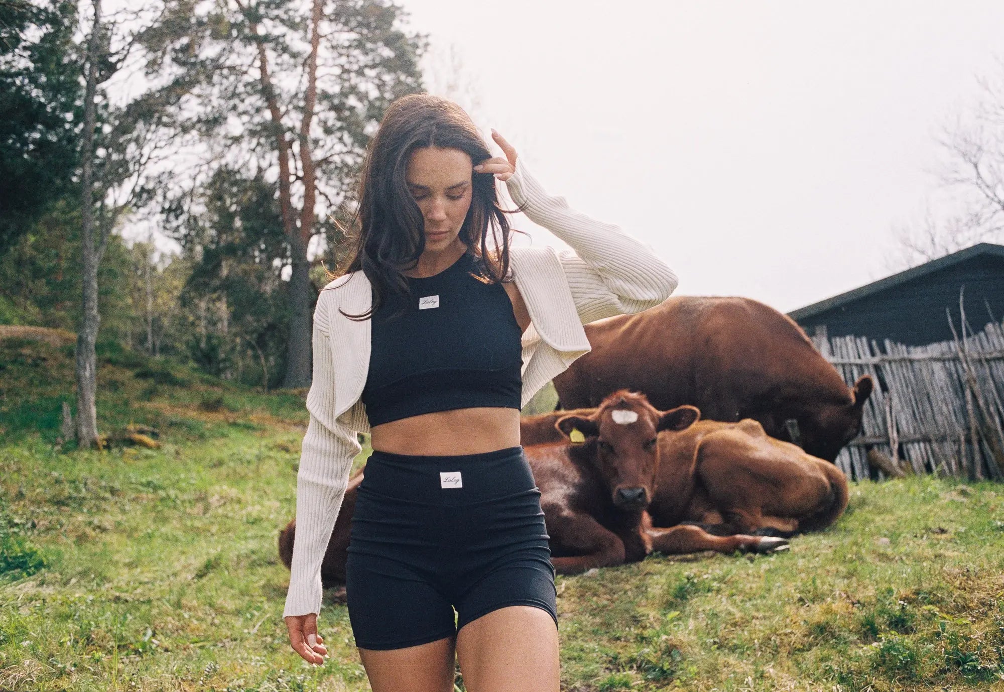 Laley yoga shorts, feminine klær skapt av Sophie Elise