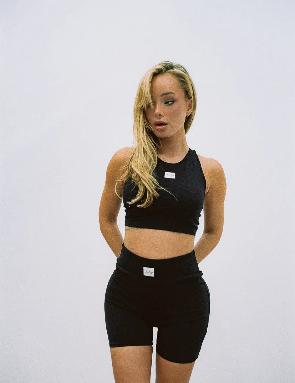 Yoga shorts Laley, feminine dame klær av Sophie Elise