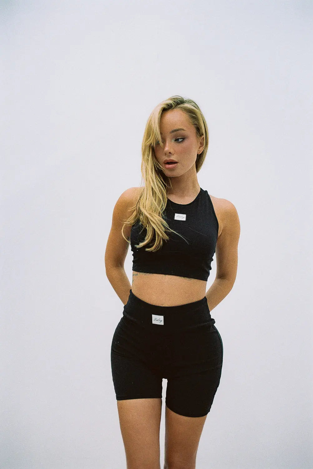 Yoga shorts Laley, feminine dame klær av Sophie Elise