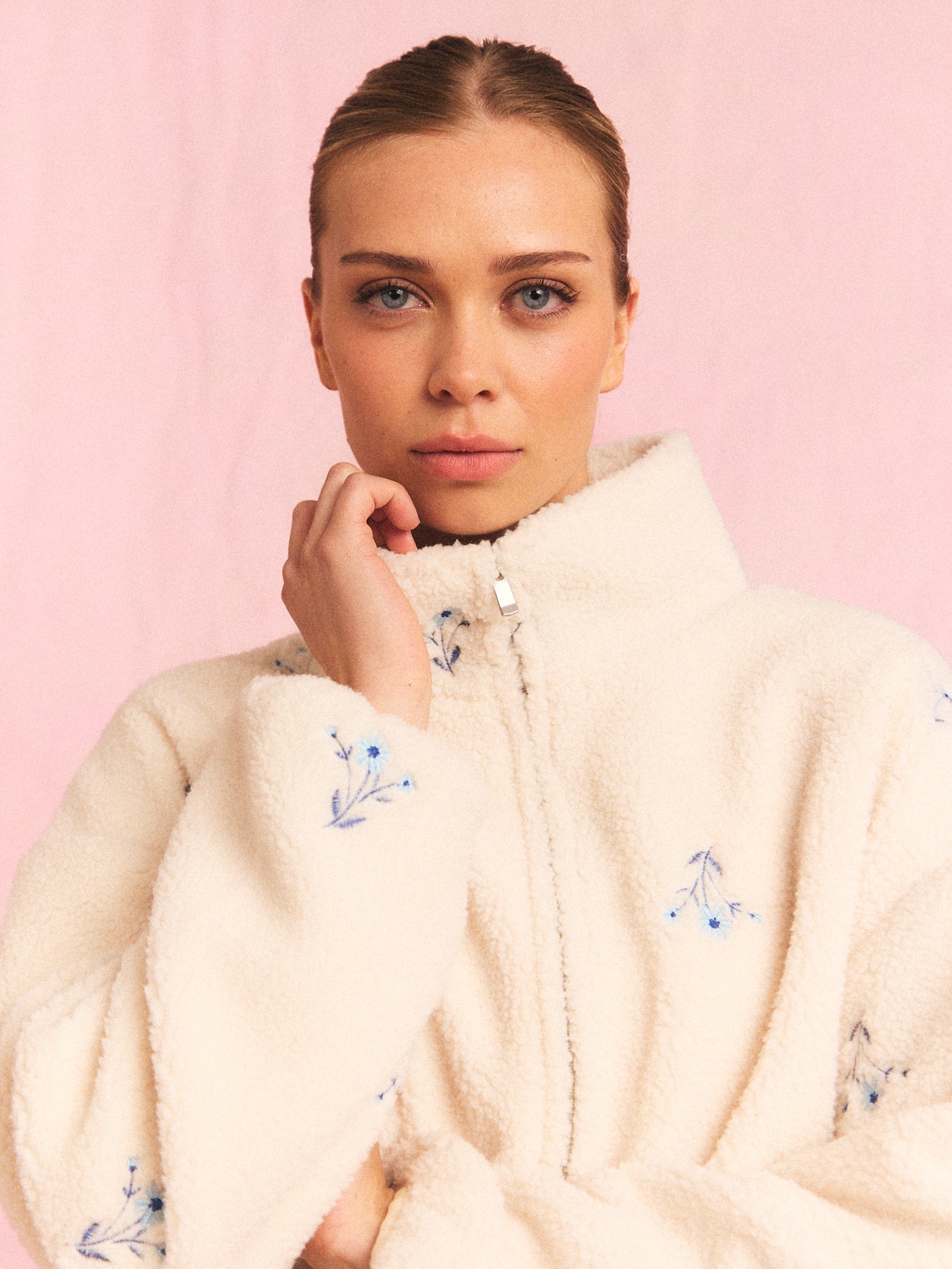 Blåklokke Fleece – kremhvit teddy fleecejakke med broderte blåklokker, forfra