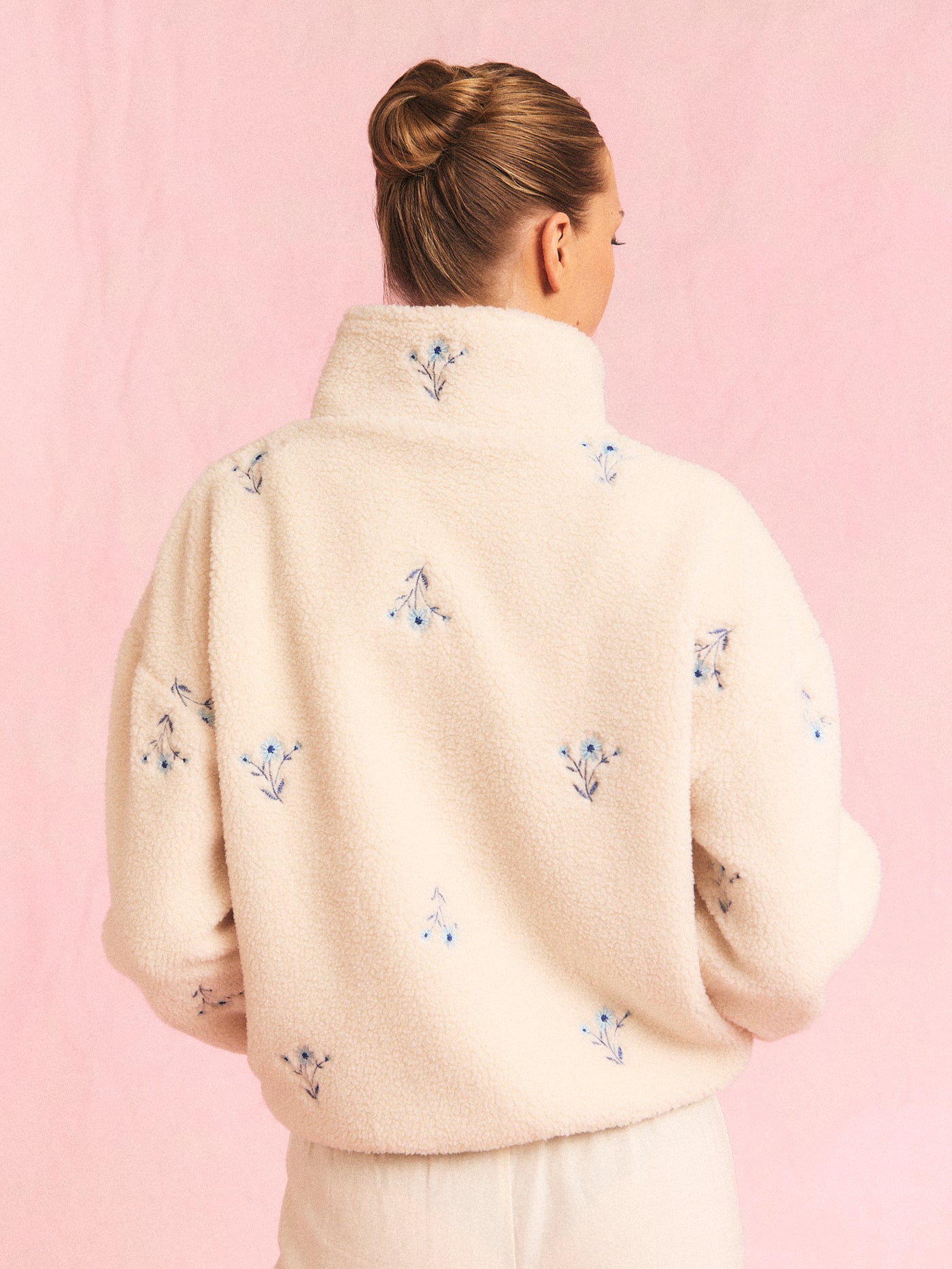 Blåklokke Fleece bakfra – broderte blåklokker over rygg og krage