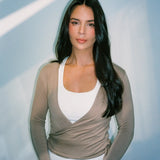 Mina i beige ballerina wrap-top fra Laley, feminin og elegant design med knytebelte i siden – designet av Sophie Elise