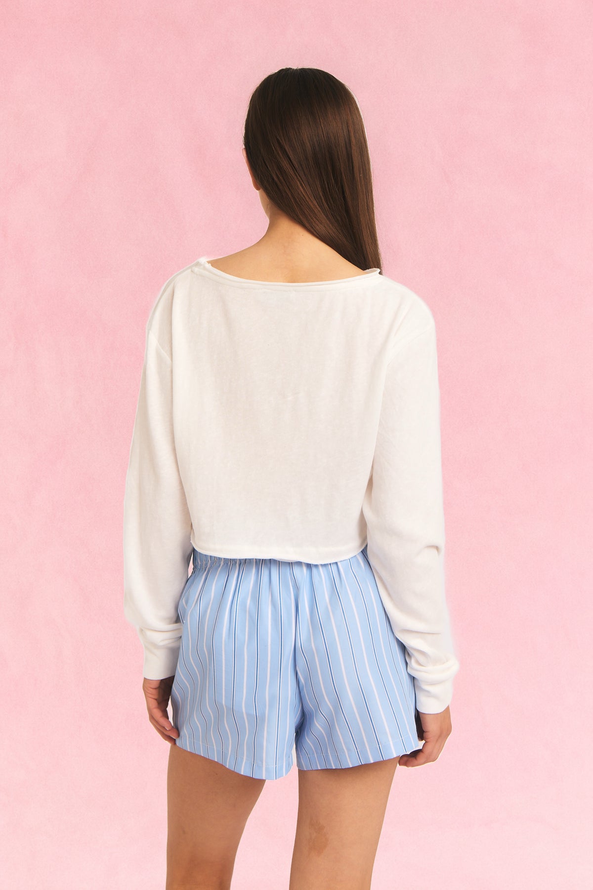 Cropped strikkegenser offwhite sett bakfra på modell