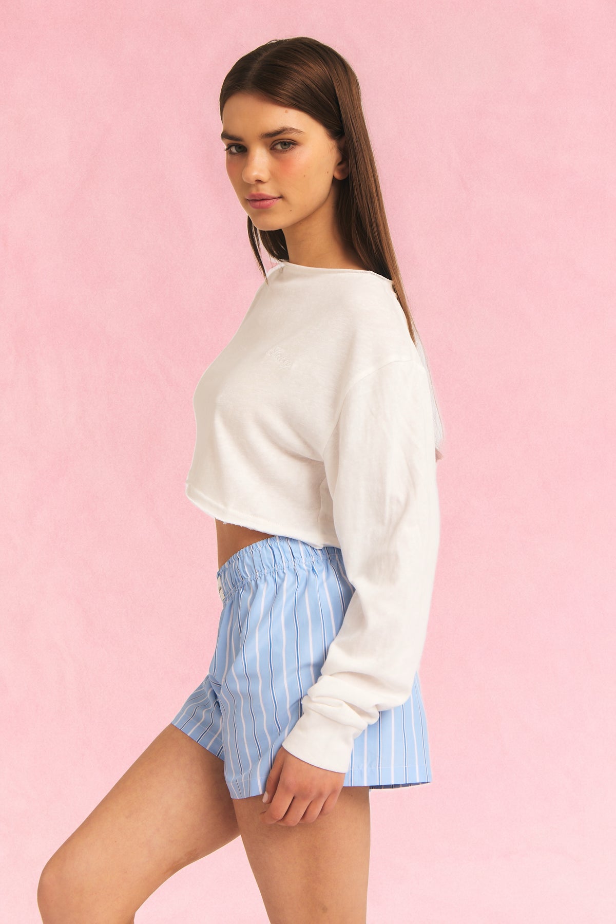 Cropped strikkegenser offwhite sett fra siden på modell