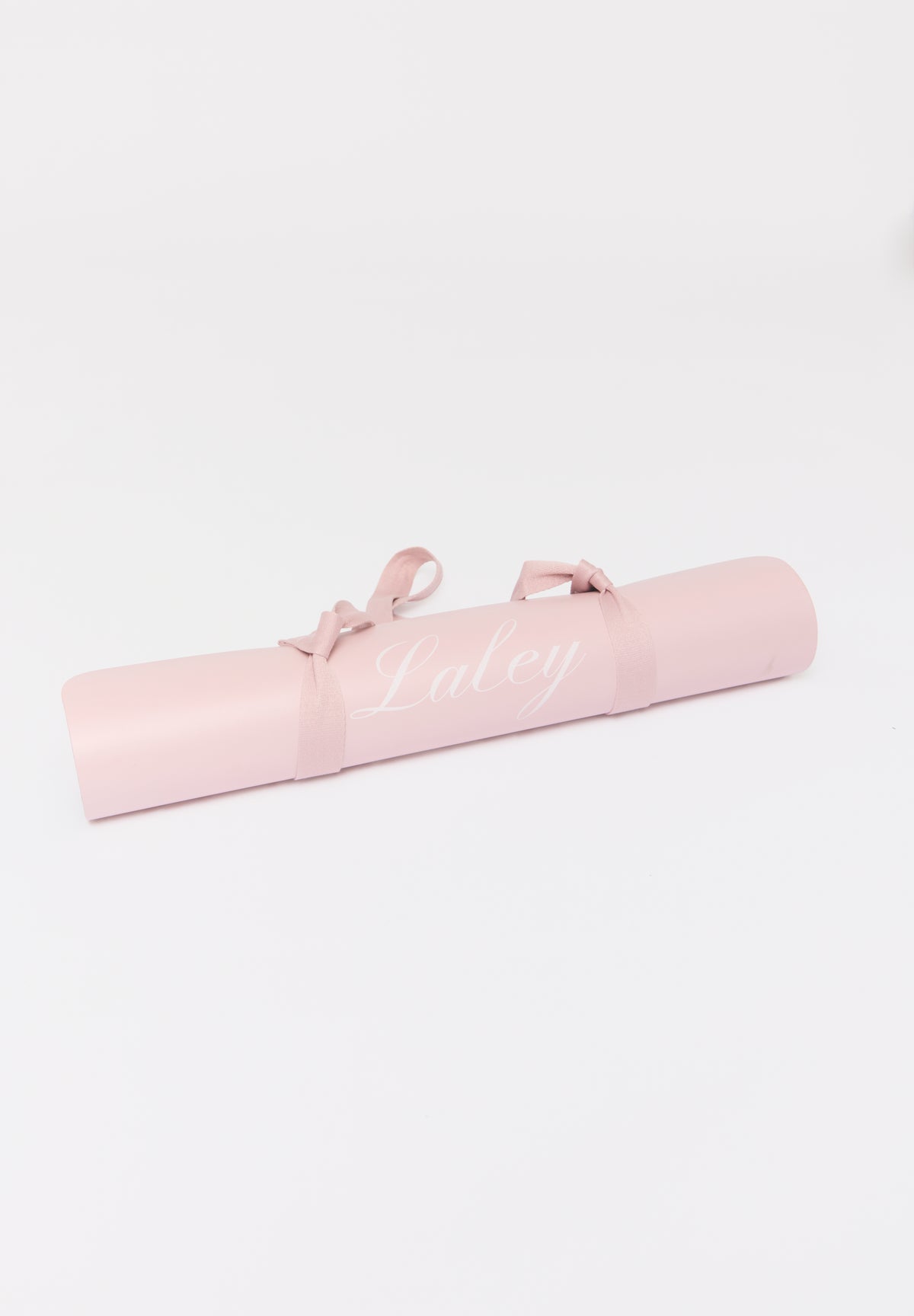 Laley Grip treningsmatte rosa, delvis utrullet så overflaten og den mørke undersiden vises.