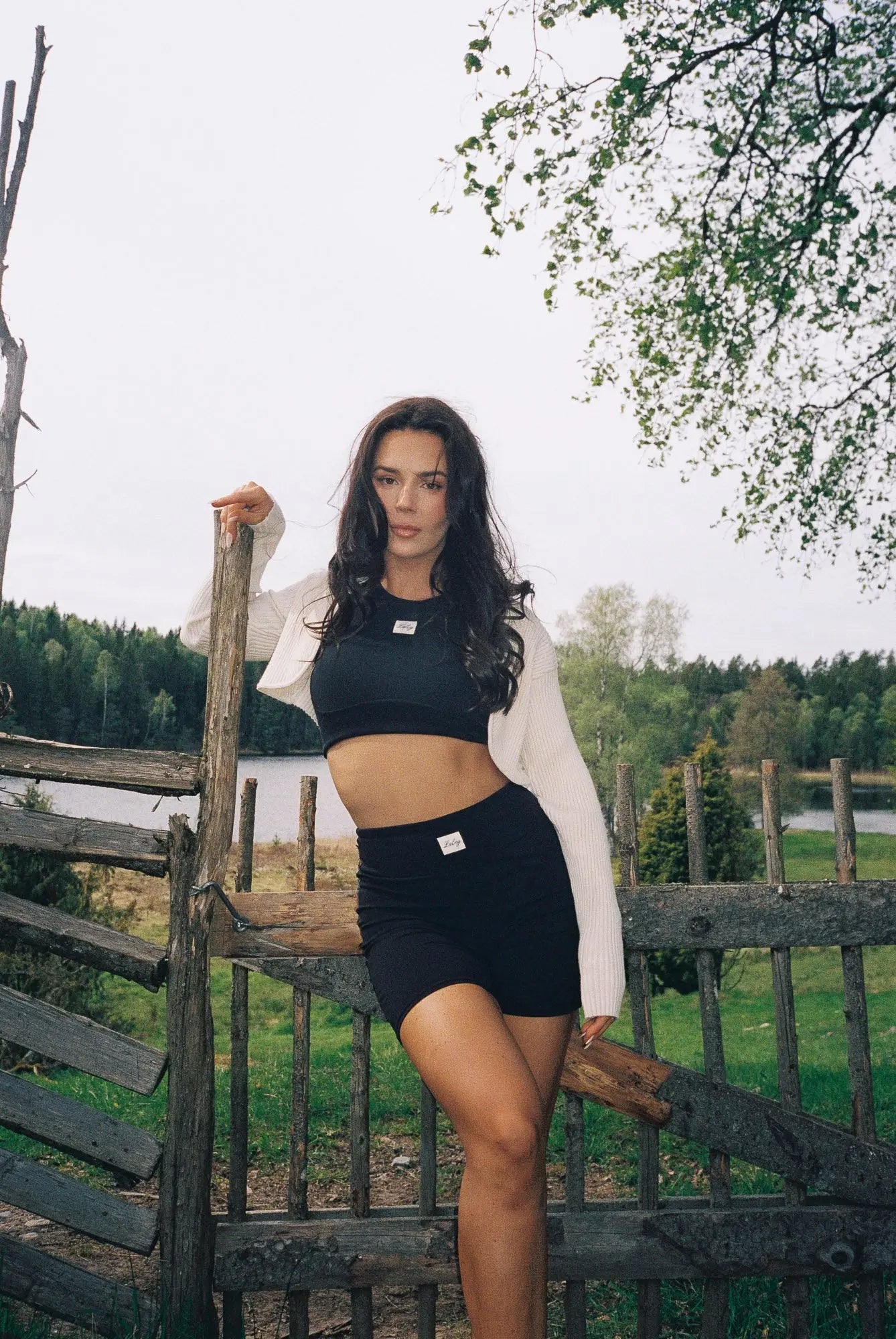 Mina med ribbestrikket offwhite bolero fra Laley, cropped passform og lange ermer – designet av Sophie Elise