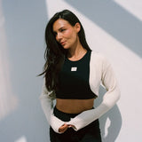 Mina med ribbestrikket offwhite bolero fra Laley, cropped passform og lange ermer – designet av Sophie Elise