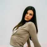 Modell i beige ballerina wrap-top fra Laley, feminin og elegant design med knytebelte i siden – designet av Sophie Elise