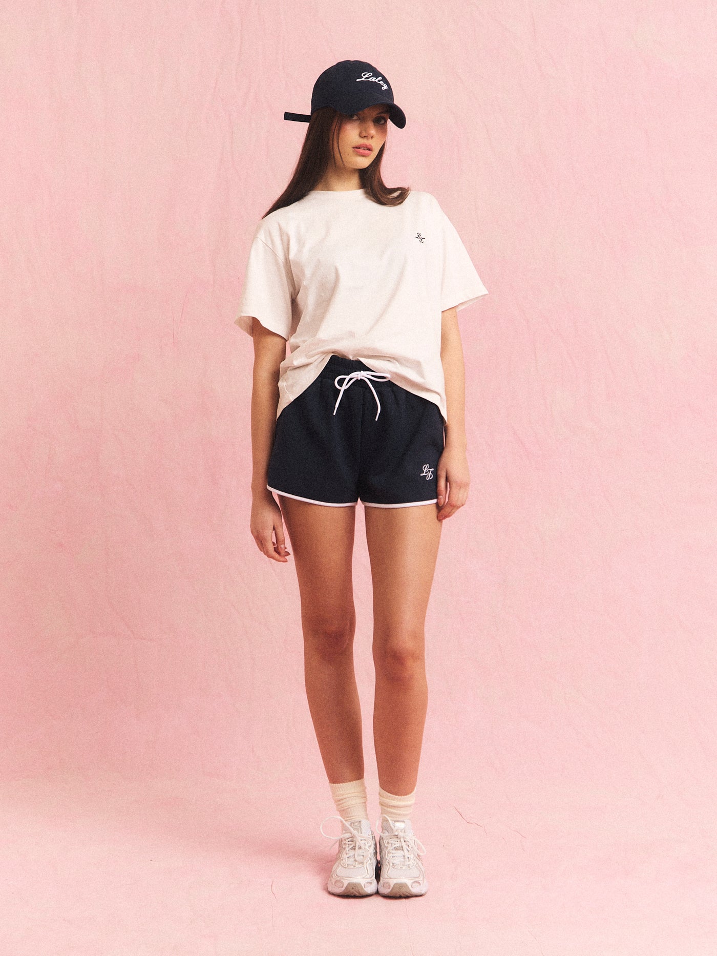 Boyfriend monogram t-skjorte i hvit, på modell