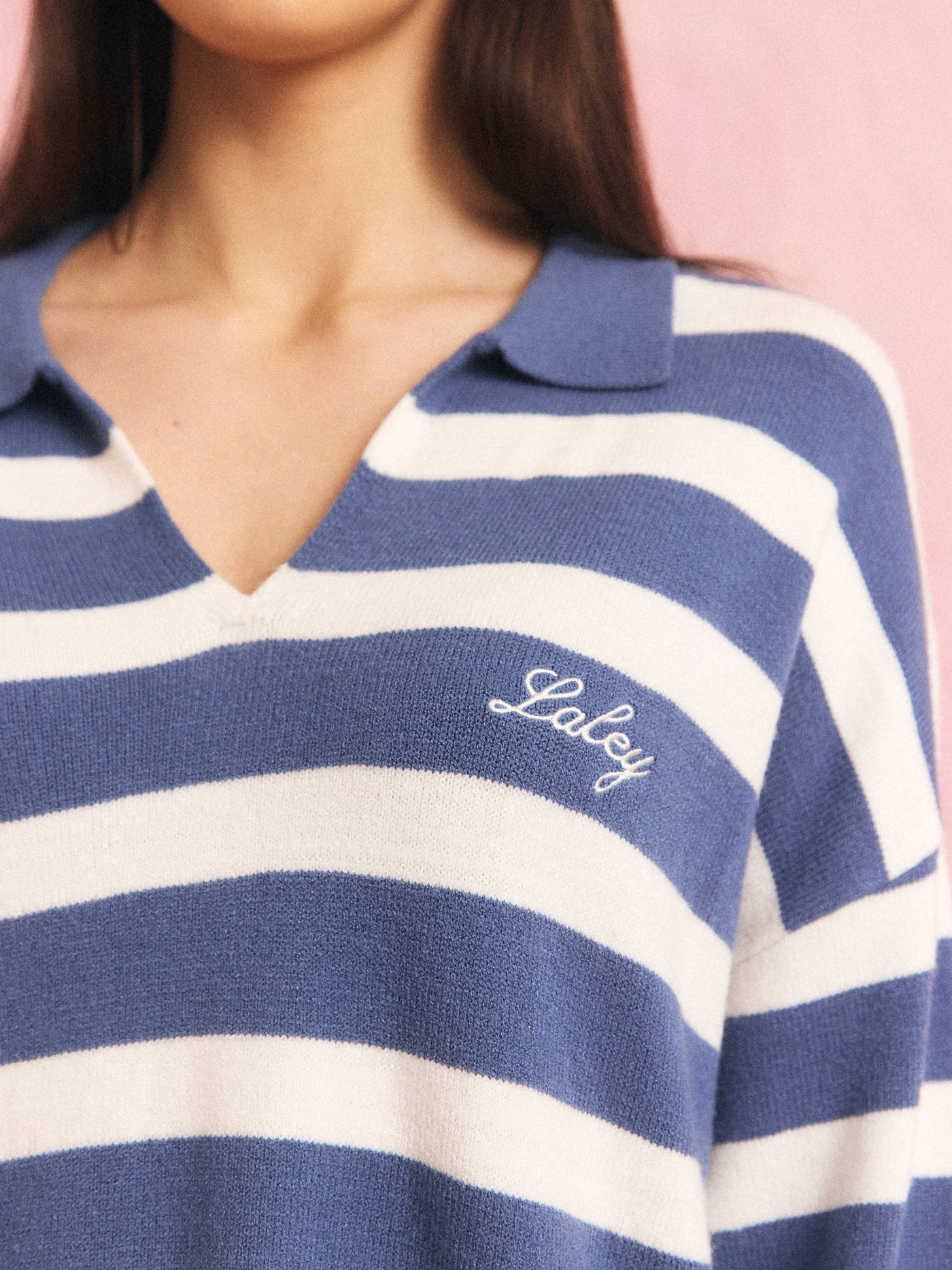 Fab strikkegenser, detalj av polokrage og brodert Laley-logo