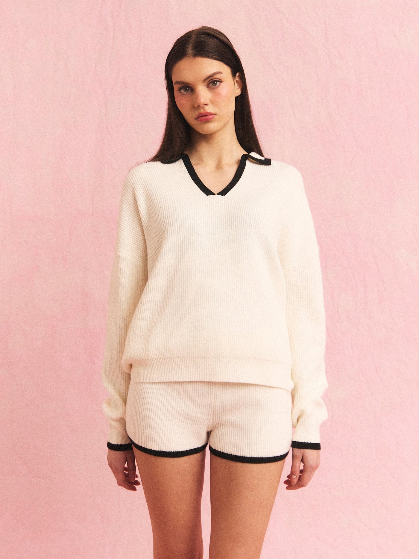 Preppy strikkegenser i offwhite med svart kant rundt V-halsen